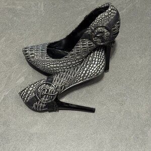 Chic ROCAWEAR Gray Croc-Embossed Heels – Women’s Size 8 – New w/ Partial Tags